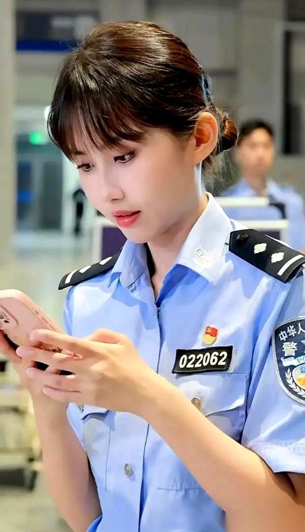 这两天，一段上海外滩女警执勤的短视频在网上疯传。视频里，荧光黄马甲配上硬挺的警