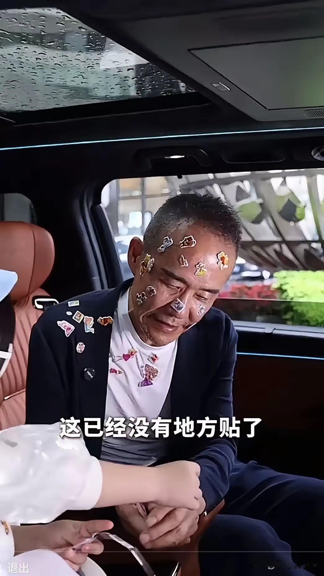 王石真的老了，看到王石被女儿贴了一身的贴画，画面温馨，也许这就是老男人最后的快乐