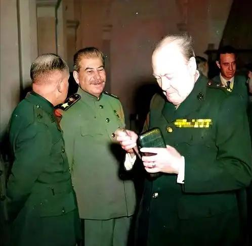 1945年，雅尔塔会议期间，丘吉尔烟瘾犯了，急忙抽出一根雪茄。他故意背着斯大林。