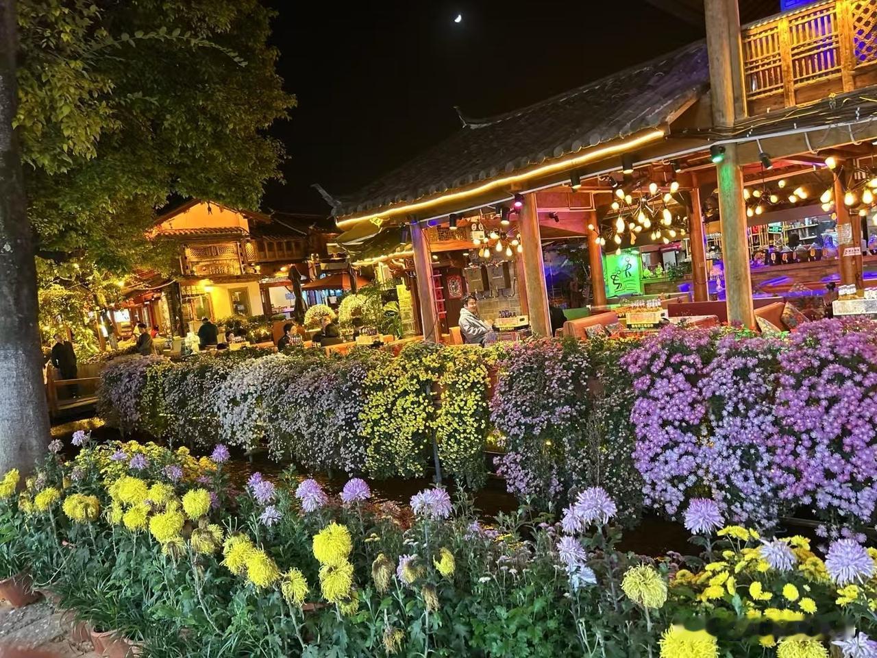 那一刻我突然明白，一个人最可贵的不是聪明或能干，而是根植于心的善良。它像黑夜里无