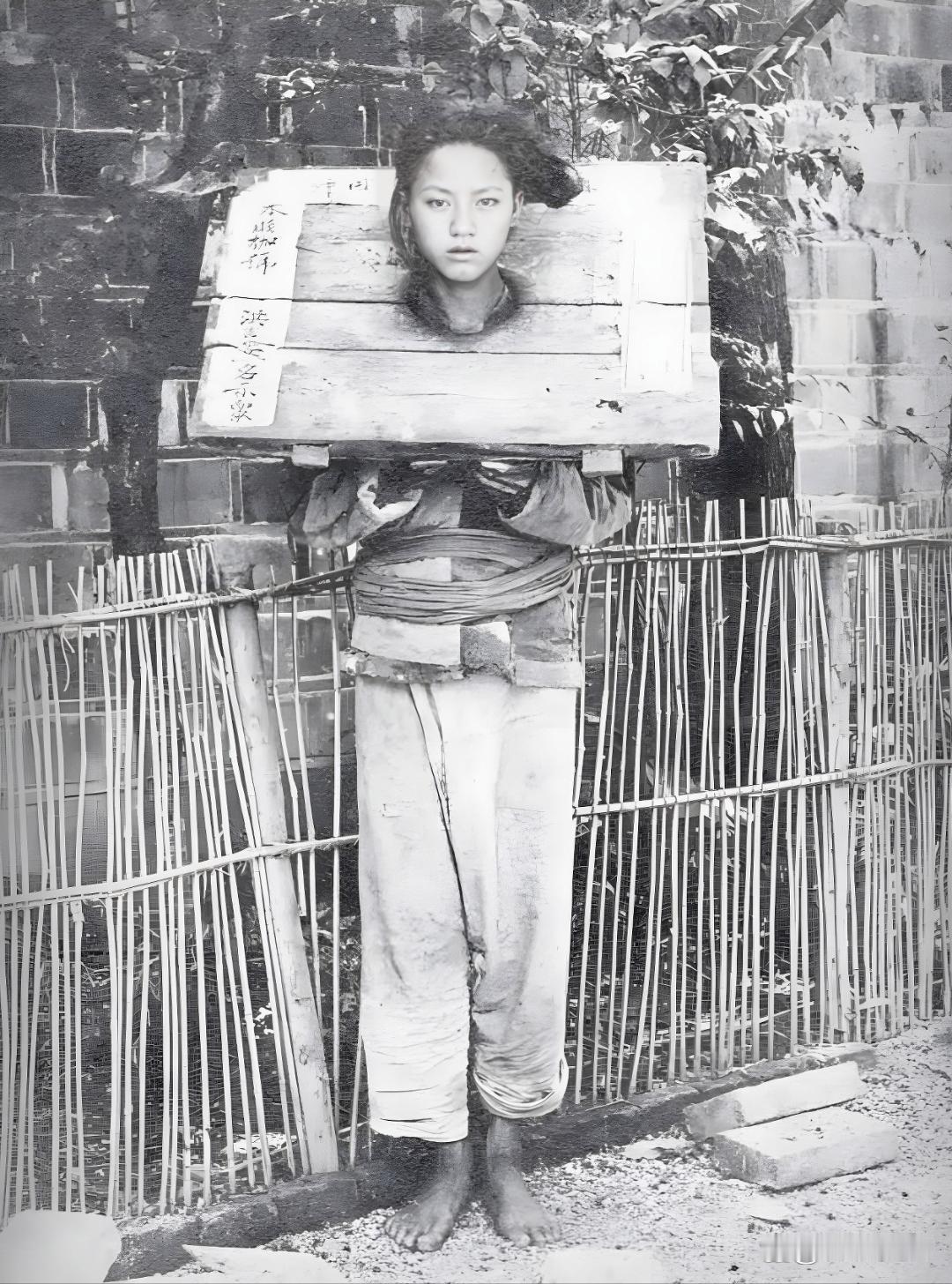 清末时期的女囚，被执行死行之前的照片，看上去很漂亮！