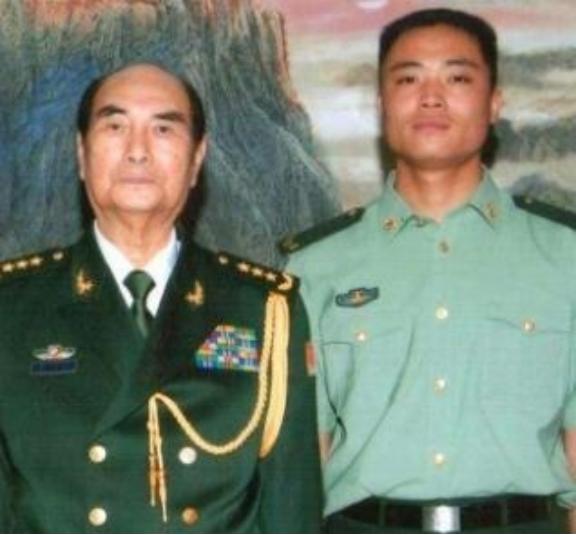 ☁1990年5月，济南军区司令员张万年到驻莱阳某部视察。下车后，张万年就对