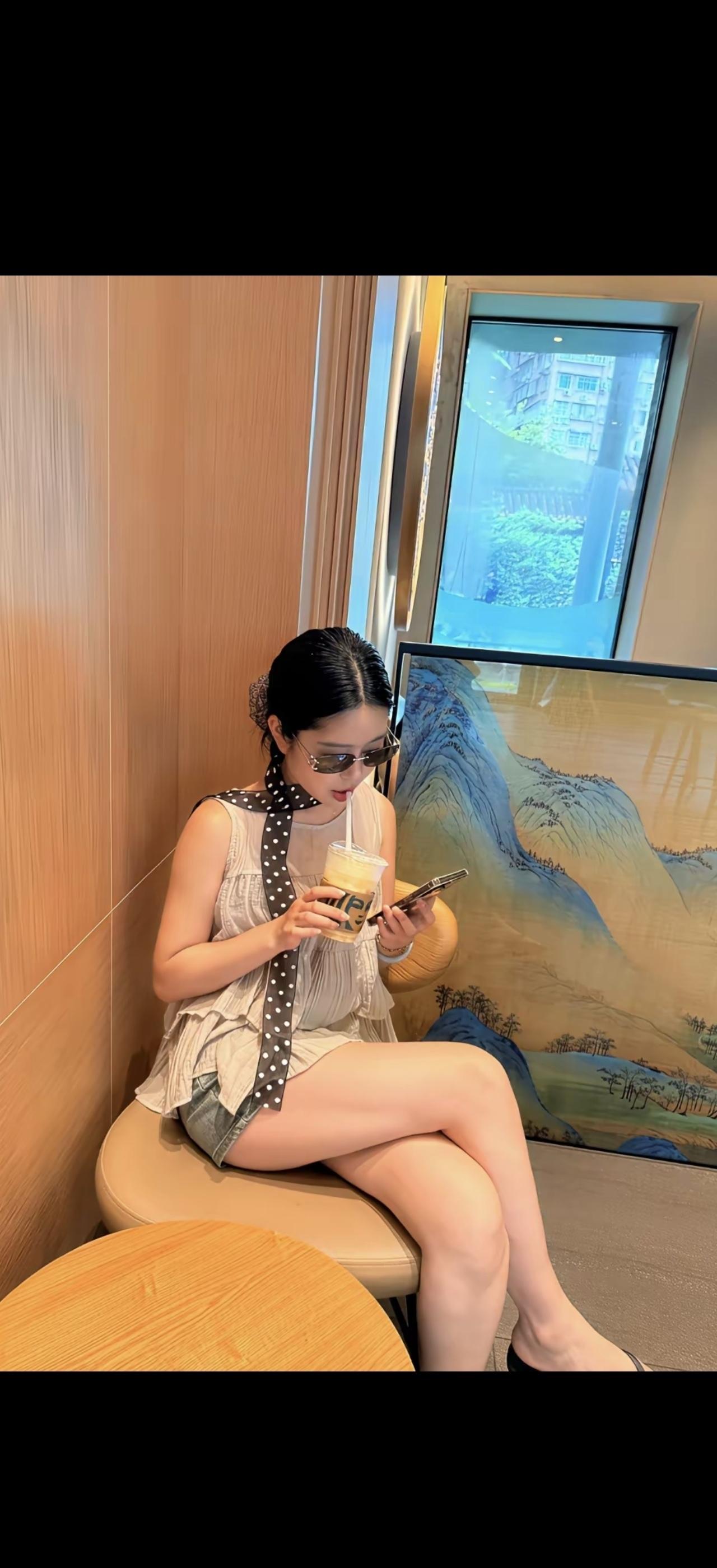 静坐品茶香，悠然心自得。