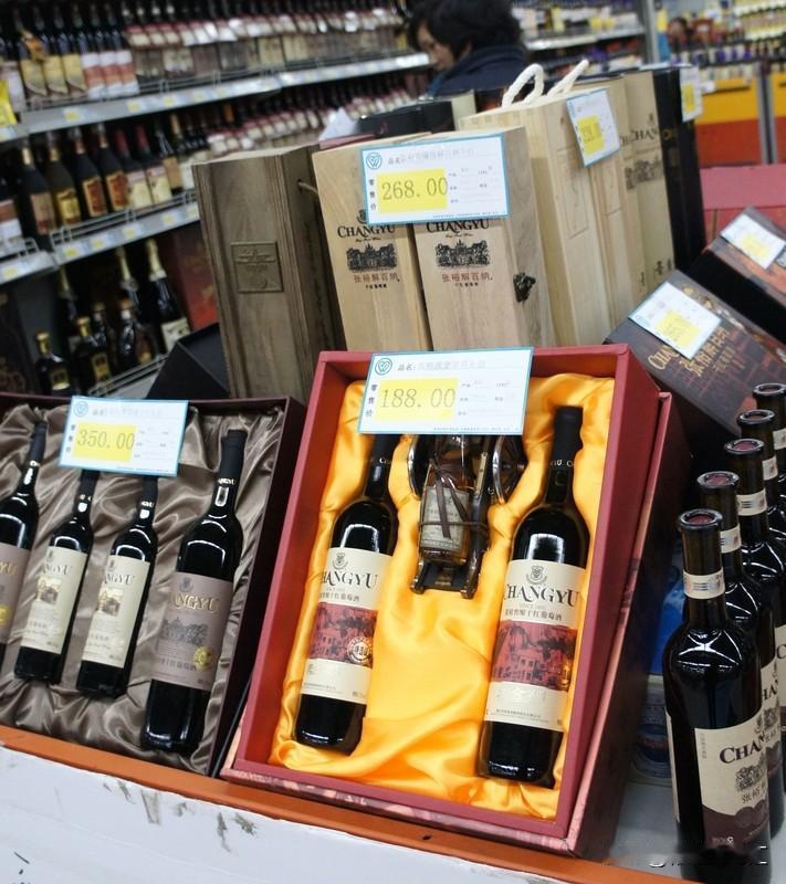 红葡萄酒能抗衰老，主要靠其中的白藜芦醇和原花青素。白藜芦醇是一种强大的抗氧化剂