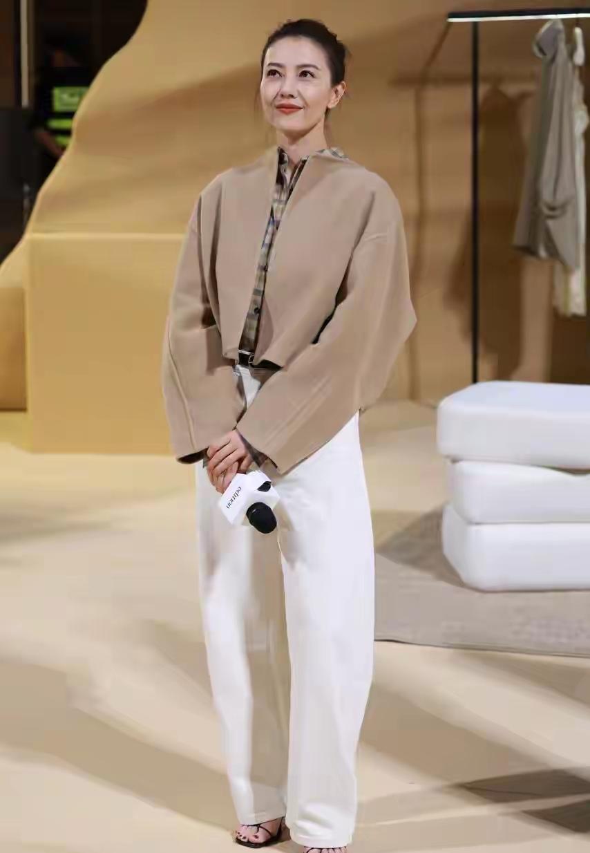 高圆圆秋季穿搭：主打一个简约干练……有人说，不吹不黑，真不好看……你们觉得好