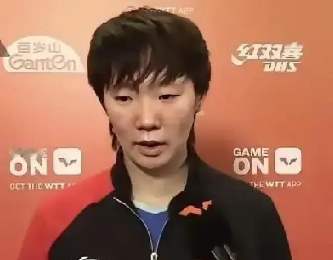 顶尖运动员之间，没有秘密。王曼昱8:10落后，她盯死的不是球，是对手陈熠发球前