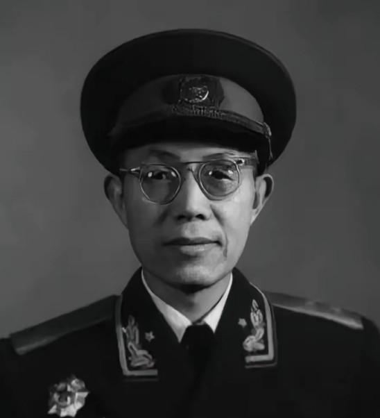 1937年，一红军干部流浪大西北，靠给地主写对联谋生。地主看完字迹后，压低声音：