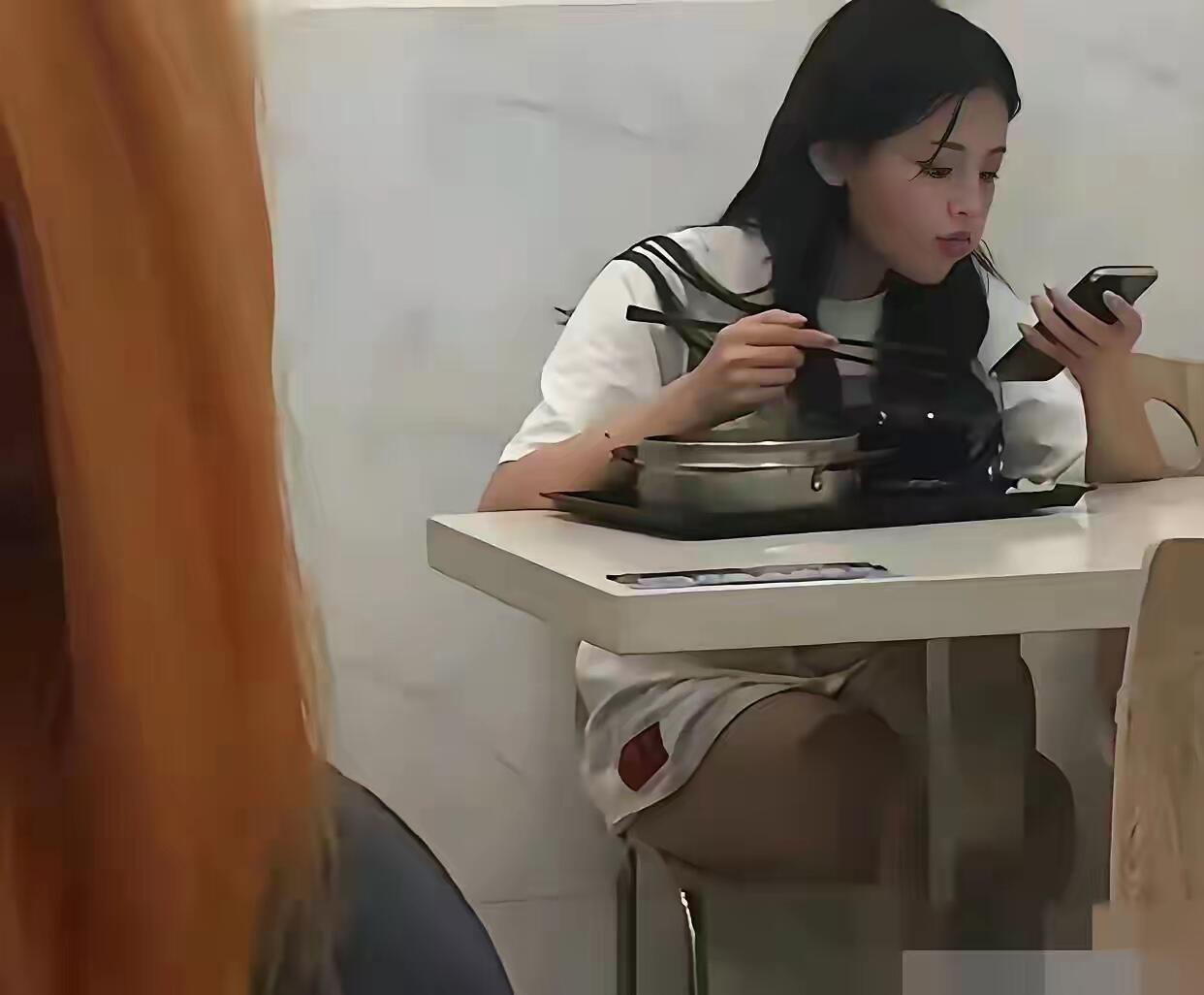 杨超越在工厂打工时候的照片，看来当时也是妥妥的厂花啊。