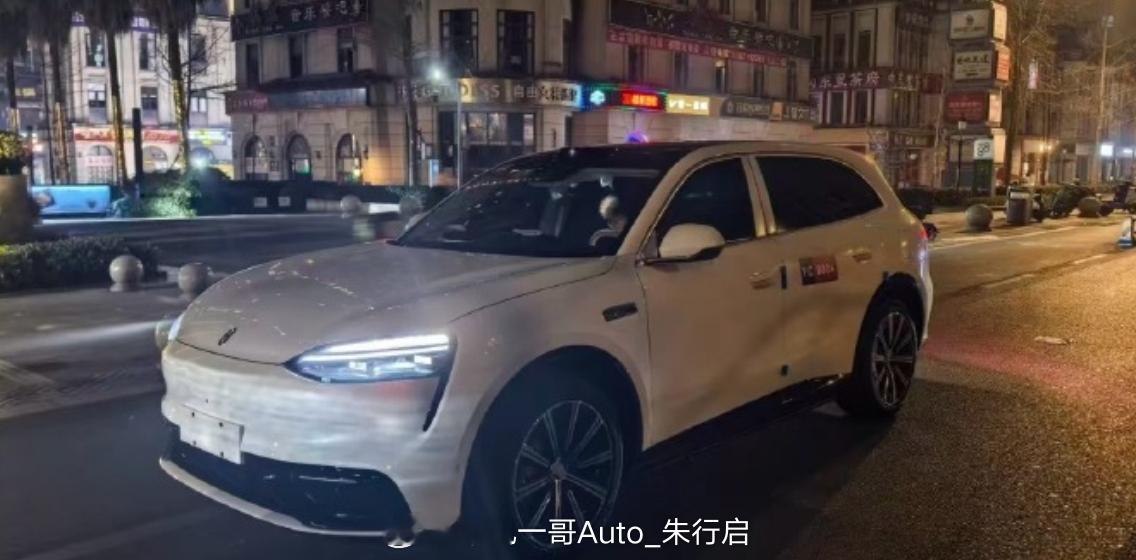 全新问界M6的实车图被曝光新车看起来还是挺像卡宴的前脸大灯的拉下来的眼线总感觉看