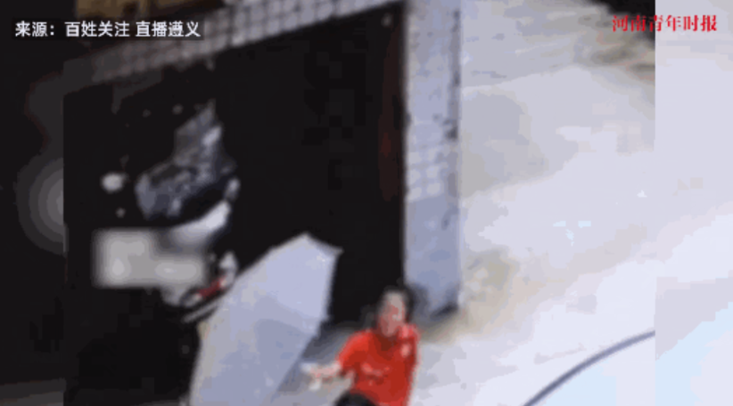 “太吓人了！”贵州遵义，几个小女孩爬到一处房顶上玩耍，竟学着电视上跳伞的演员，打