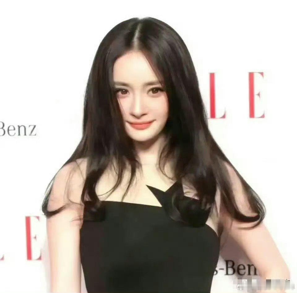 当年李少红签杨幂的时候说她长得像芭比娃娃，这个早期照片真的很有说服力​​​​
