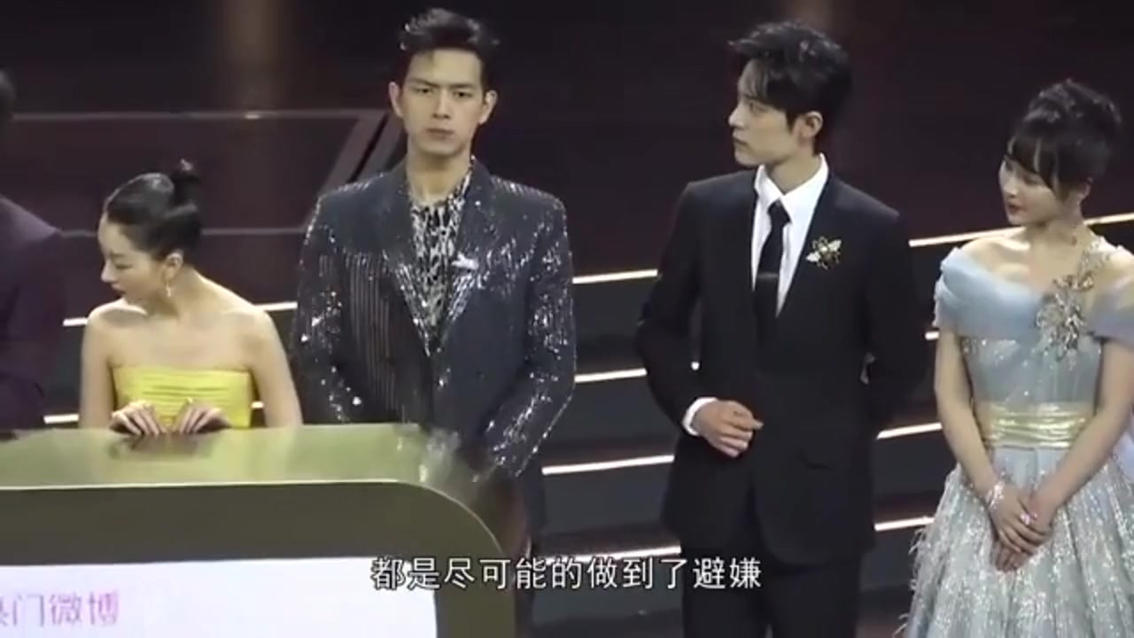 微博之夜合影后,肖战李现均低头看了杨紫裙子,犹豫再三"不敢提"