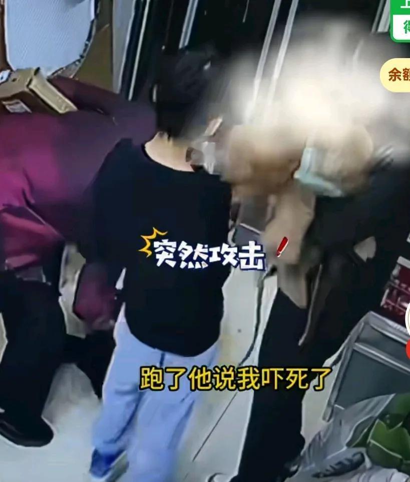 男孩在快递驿站取快递时，突然被女子怀中抱着的小狗咬到脖子后面，妈妈说，孩子吓得