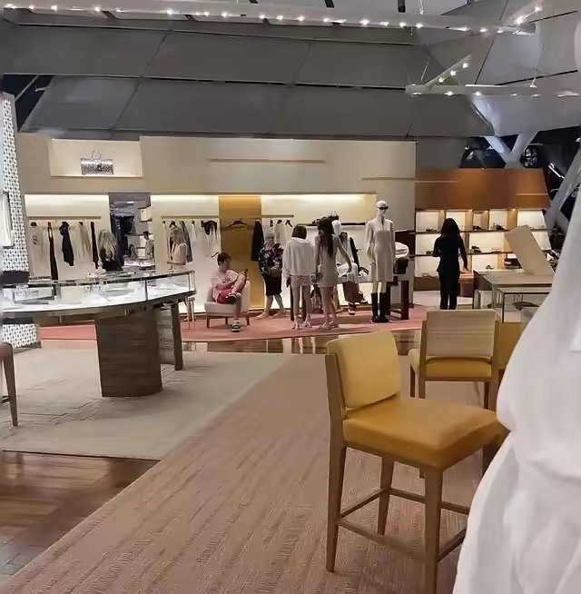 37岁王思聪穿粉色T恤带俩美女逛LV，全程只管付钱不看价，网友：万达都那样了，他