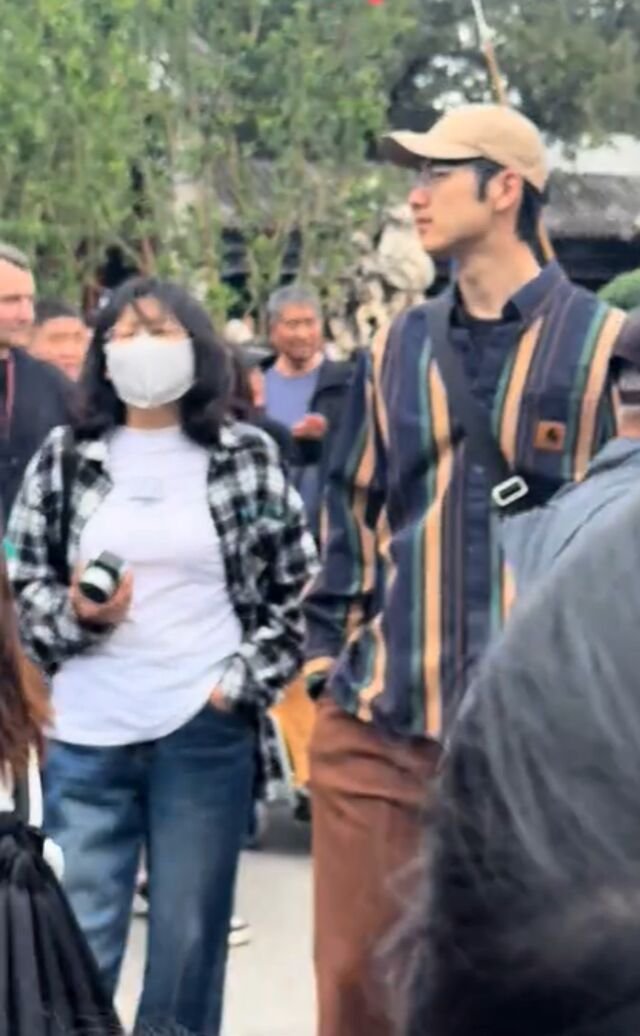 金莎五一坐轮椅商演赚钱，孙丞潇带妈妈度假，孙妈打扮年轻像40多
