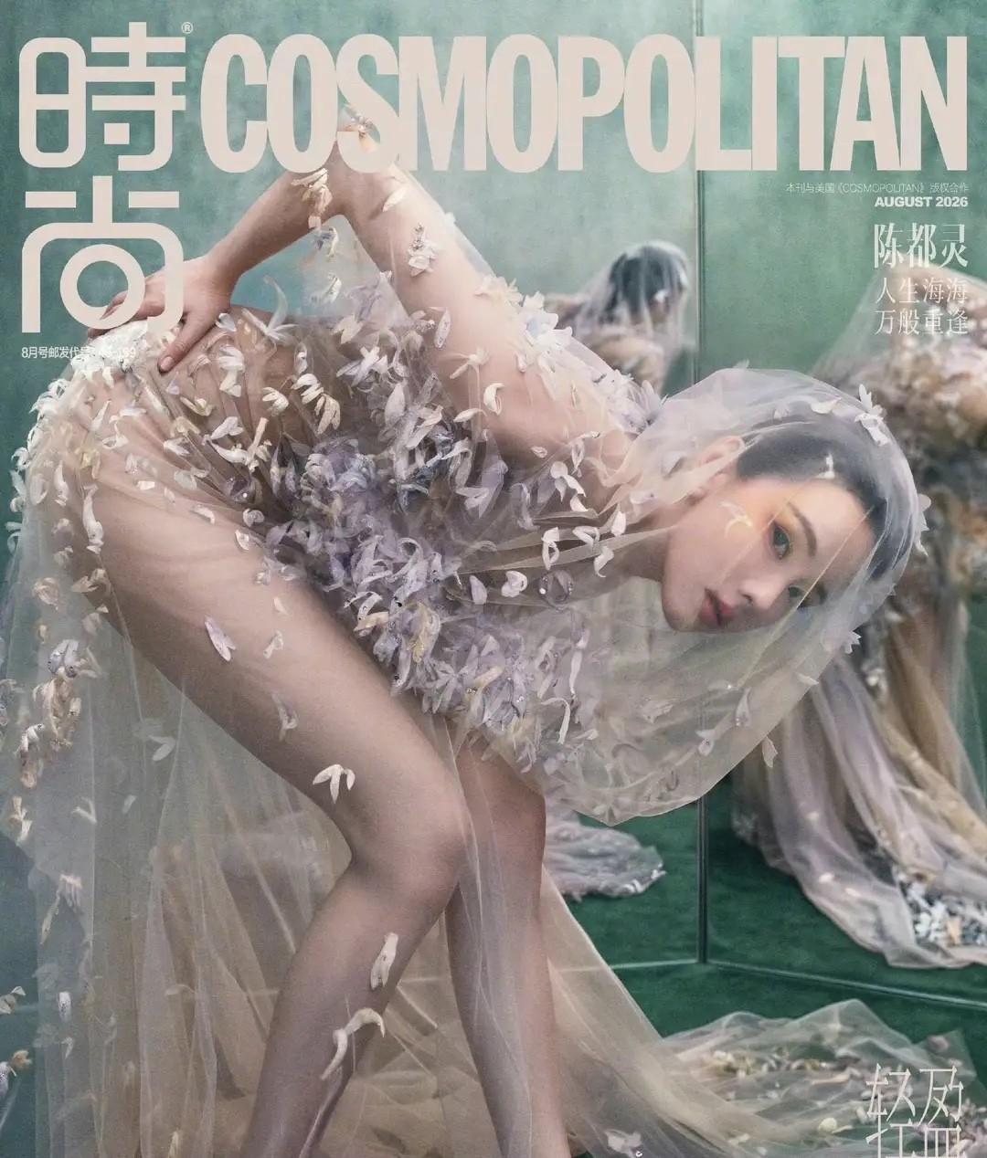 8月7日，陈都灵那组火出圈的照片，好些人看完直接懵了，说她姿势古怪，一眼看去像没