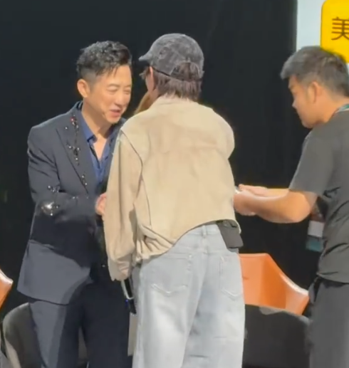 庾澄庆老师接受采访时被问到你小孩现在多大庾澄庆回答到：一个三岁半，一个两岁没