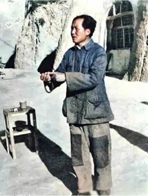 这是毛主席最穷的时候，看看背后住的地方，连窗户纸都没有，裤子打着补钉，再看那个小