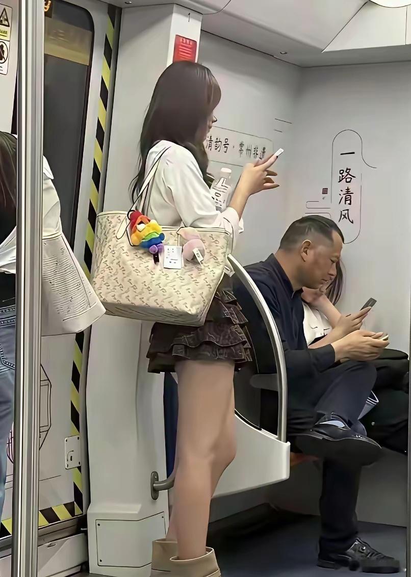 我一直非常好奇，女生一出门就带个包，到底装的是什么，累不累。