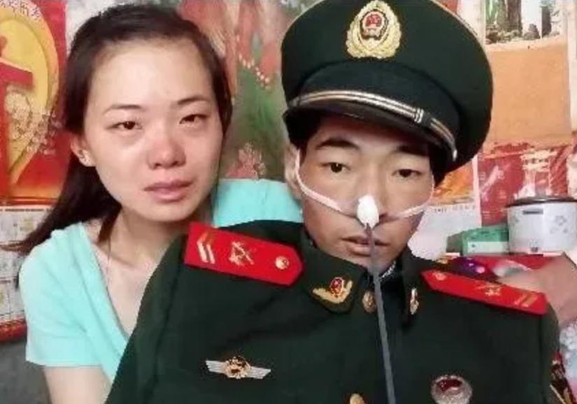 2014年，照片中这个穿着军装的武警战士，骨瘦如柴，他强打起精神，与妻子一起拍下