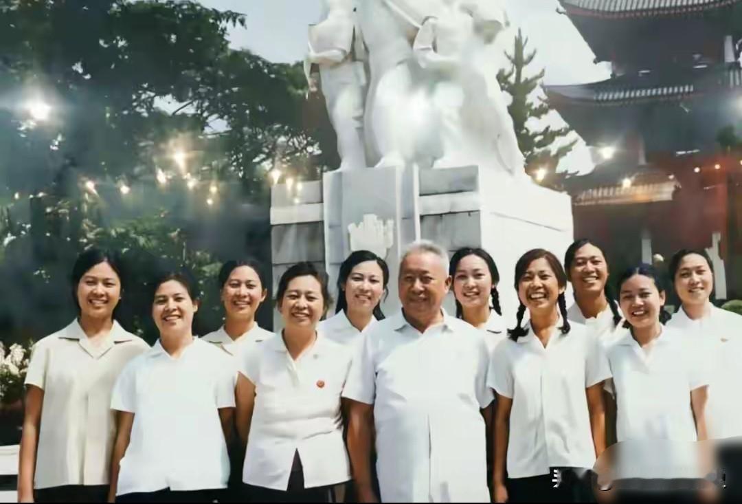 这张摄于1964年的珍贵合影，定格了开国少将潘振武、夫人冯光晋与九个女儿共享天伦