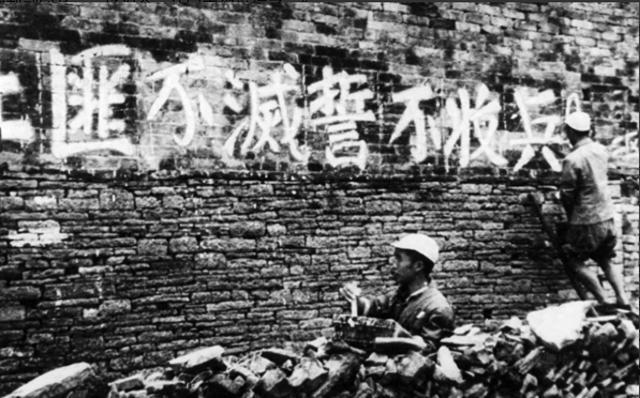 1950年，剿匪战士冲进船舱，持枪对准匪首，却发现未婚妻在里面。吴新豪端