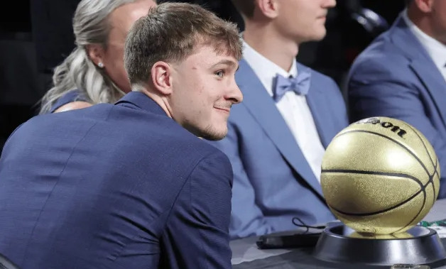 NBA2025年选秀大会，独行侠用状元签选中了库珀-弗拉格。随后，弗拉格接受了媒