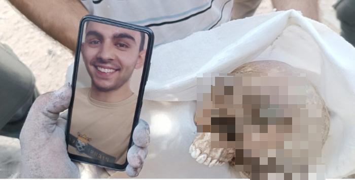 一张摄于2024年5月的照片，照片中一只戴着手套的手拿着智能手机自拍，照片里是一