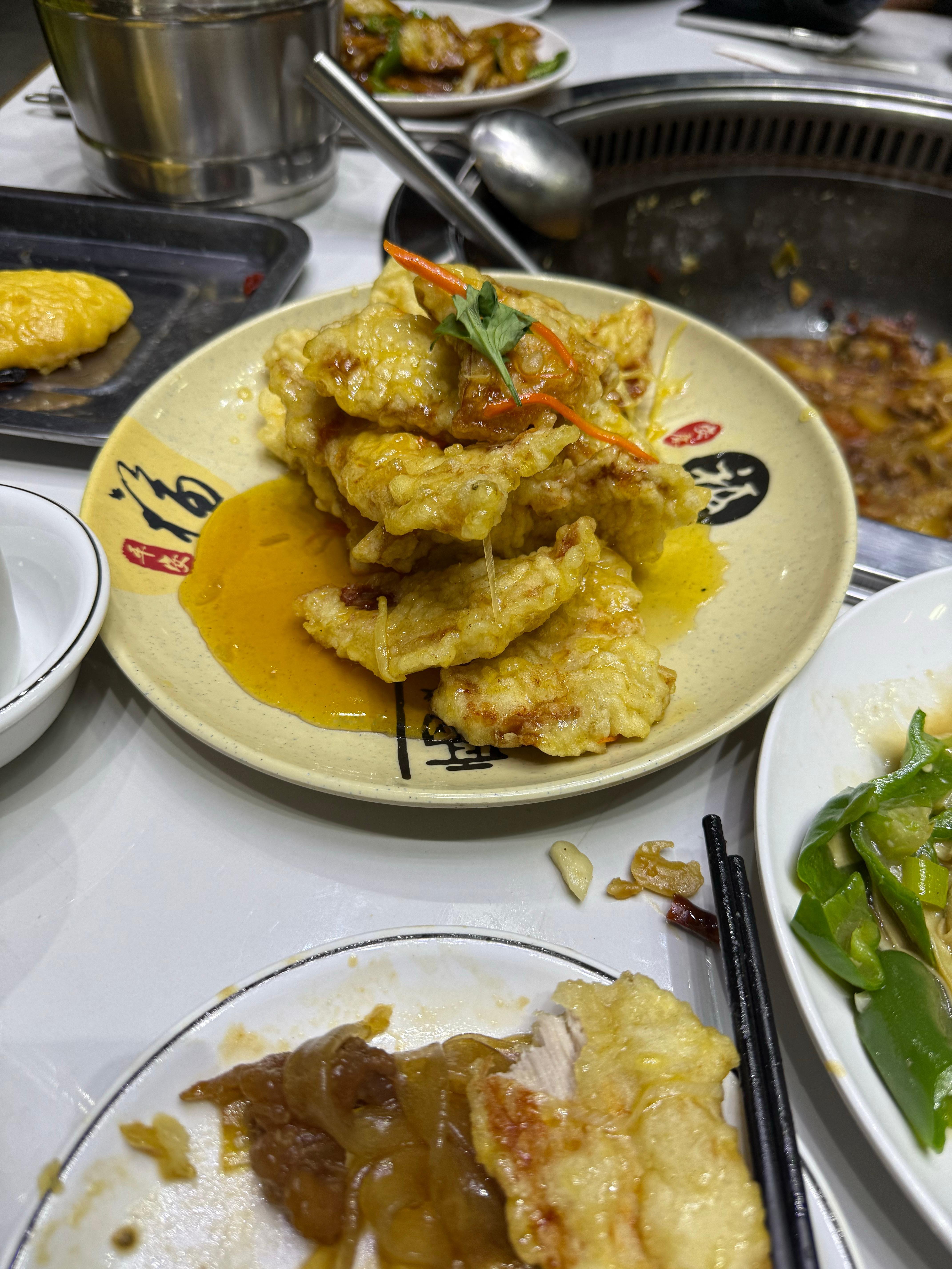 每日一餐分享今日午餐，锅包肉，铁锅炖，哈哈哈好吃！午餐