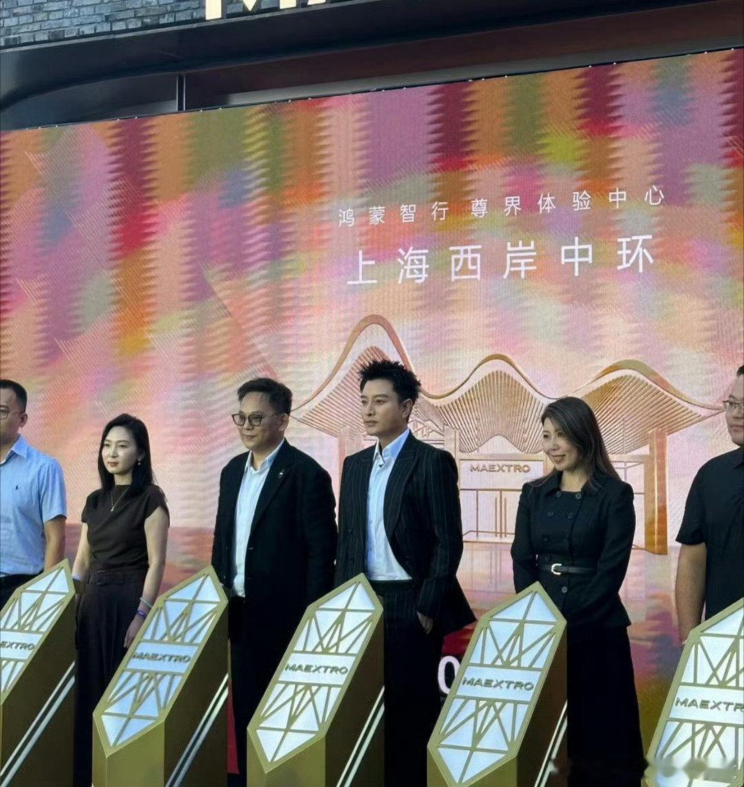 贾乃亮的颜值被低估了，本人浓眉大眼很帅气，商务精英范儿也很足，比剧里瘦很多也好看很多！​​​