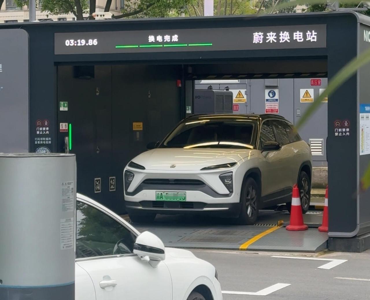 蔚来装换电读秒器抗衡比亚迪闪充？李斌的煞费苦心，更像一场面子工程为了抗衡比亚