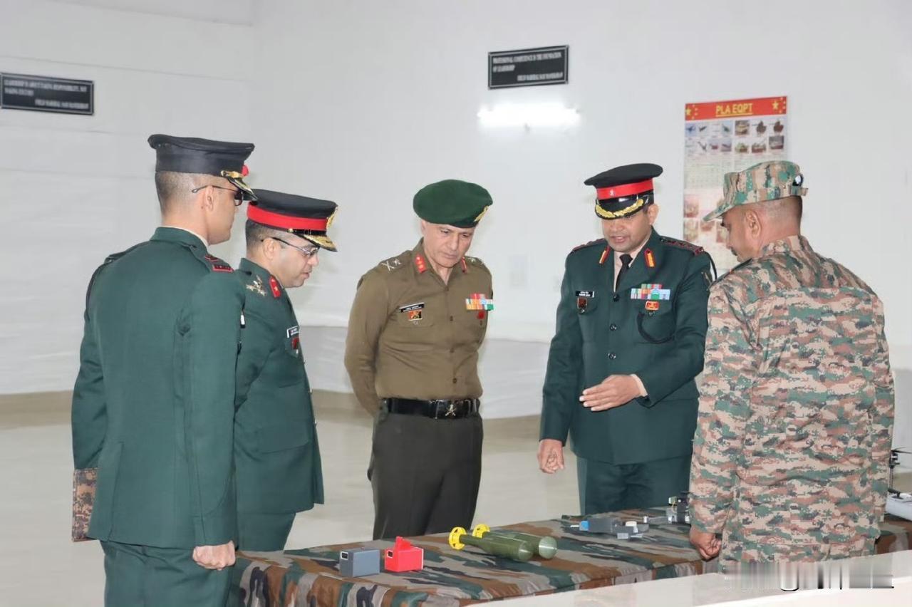 印度在中印边境新建的训练中心背后的海报上全是我军的介绍印度铁了心要把我们当假