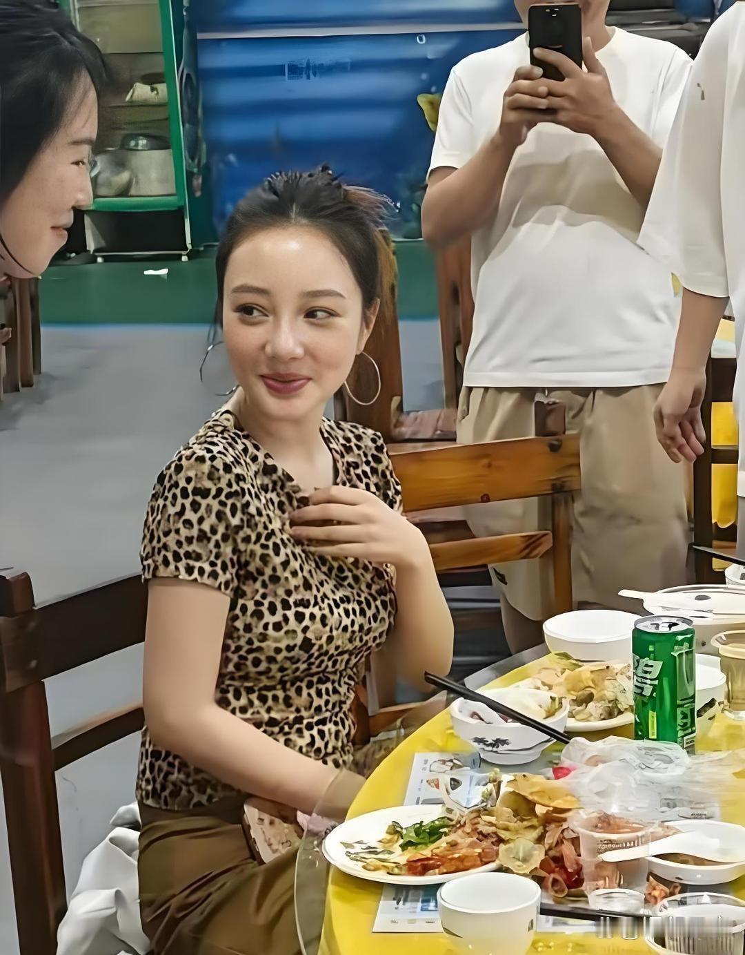 李小璐素颜出镜，这状态简直太真实了，和普通人没什么区别