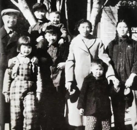 1958年，陈庚的儿媳妇钱如琴第一次来家后，看到开门的竟然是一名身穿便衣，头戴瓜
