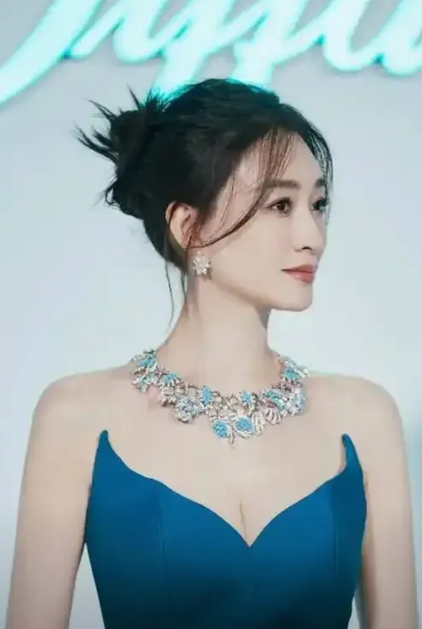 孙东海两个女人李小冉和殷桃综合实力对比1.李小冉结婚时，丈夫徐佳宁给了李小冉5