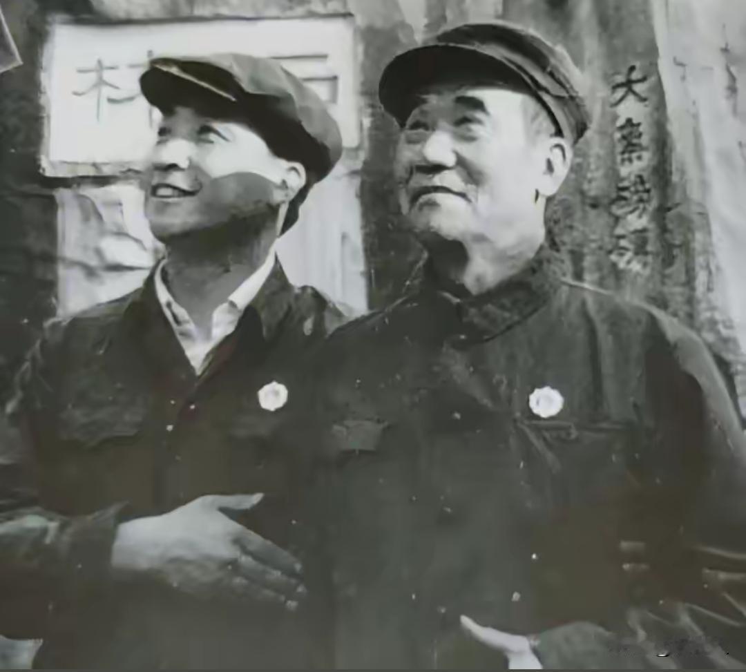 1979年姜昆和侯宝林去云南演出时，留下的珍贵合影。两人统一穿着工装式外套，佩戴