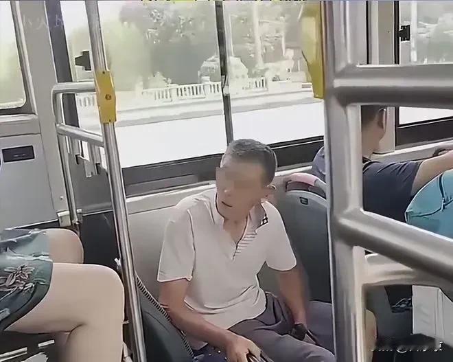 到底是谁的错？山西一辆公交车上，一位老大爷偶然看到后排女乘客裙底露出春光。他