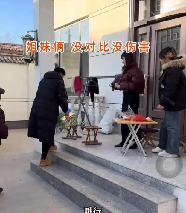 小院里摆着小方桌，一场普通相亲闹出了十足的尴尬。24岁姐姐精心打扮赴约，全程主动