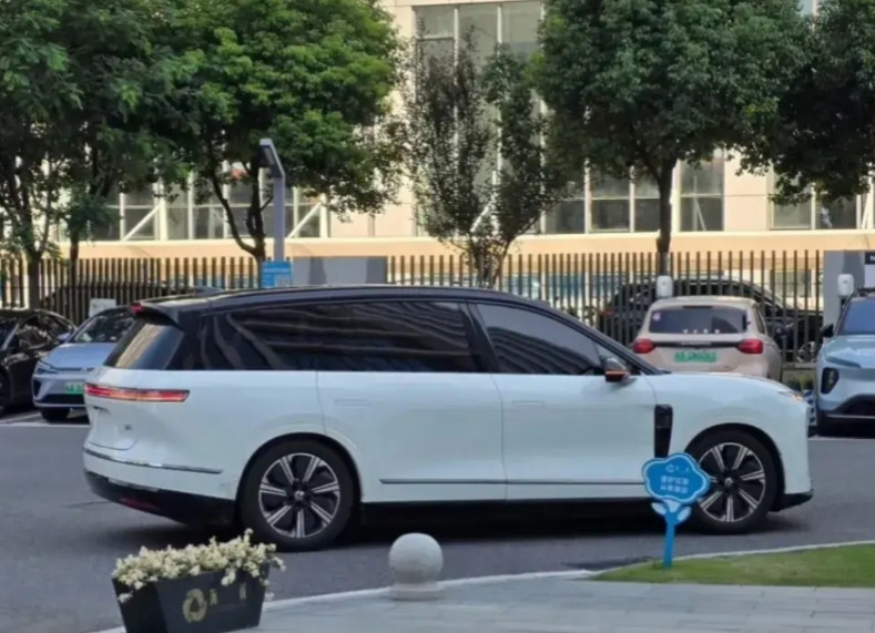蔚来全新ES8其实是MPV？玩笑开大了！蔚来第三代ES8车长接近5米3，轴距