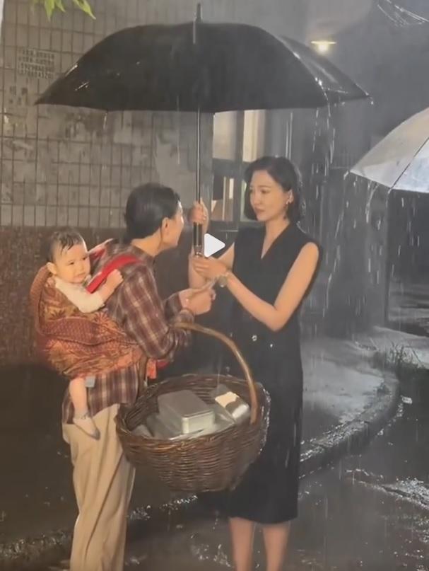 短剧的乱象到了需要整治一下了。有短剧演员吐槽某剧组夜里拍雨戏，一直让1岁多的婴儿