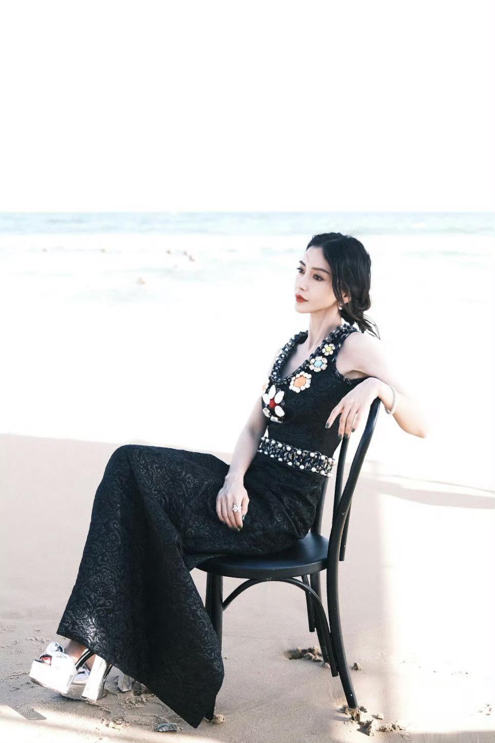 angelababy杨颖早上好～迎着慵懒的海风，享受片刻的宁静🌊