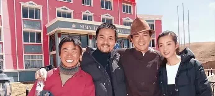 华表奖结束后，章子怡黄渤王宝强段奕宏等人聚餐，王宝强唱歌助兴