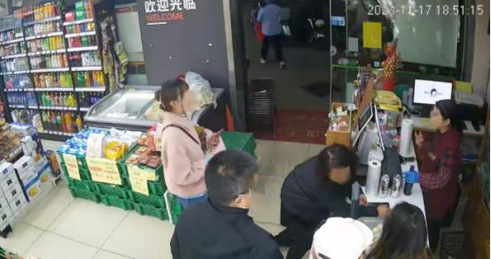 上海，47岁女子与收银员因啤酒退换问题发生了争执。岂料，女子情绪激动倒在了地上，
