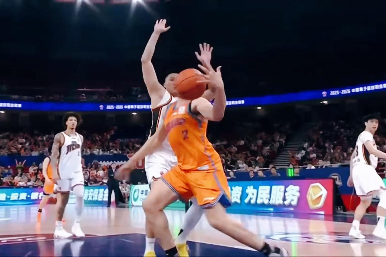 上海39分血洗吉林，首功之臣不是外援，是10投10中的他。