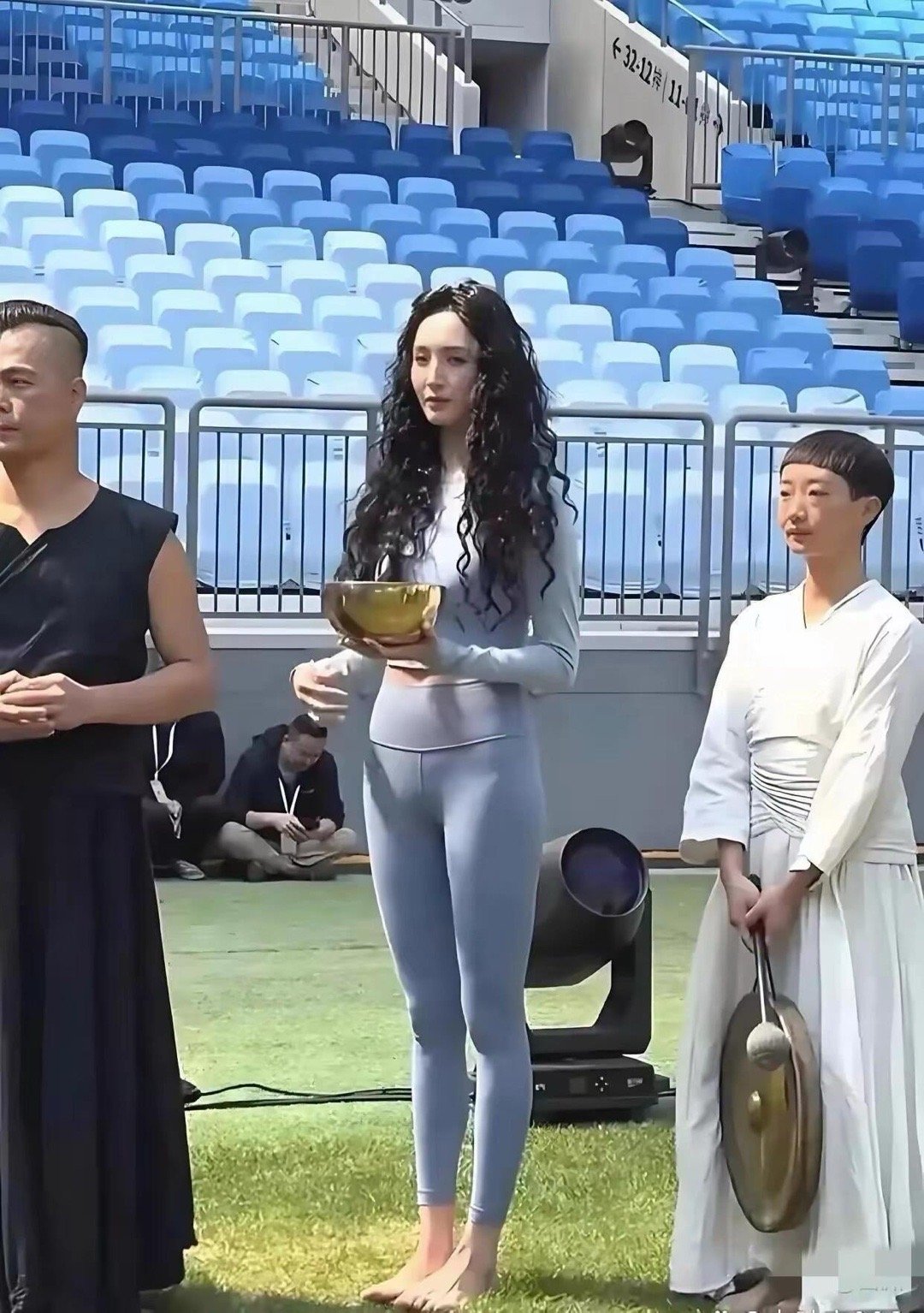 王紫璇为什么一个人穿的秋衣秋裤站在草坪上，其他人也不是这个风格啊