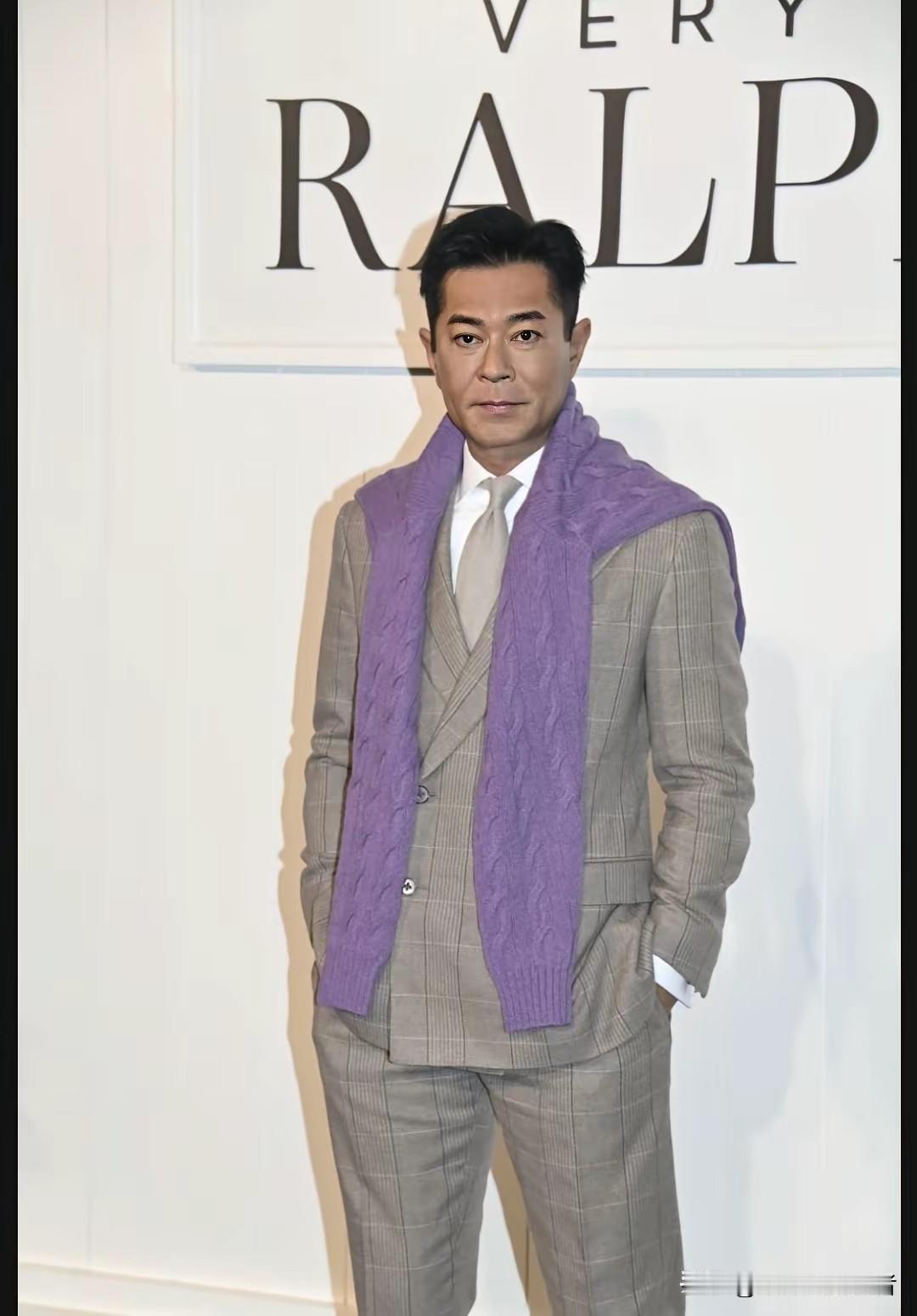 古天乐好像倪萍啊！别说古天乐老了变丑了，古天乐曾经也是帅气过，《神雕侠侣》、《寻