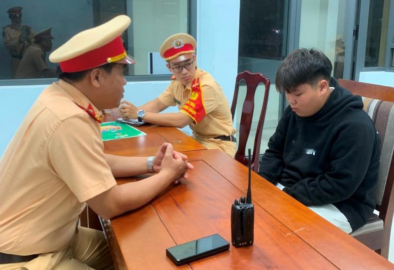 越南岘港警方抓获的少年犯罪团伙，收缴刀具长钢管，这些人攻击路人图片来源越南人民