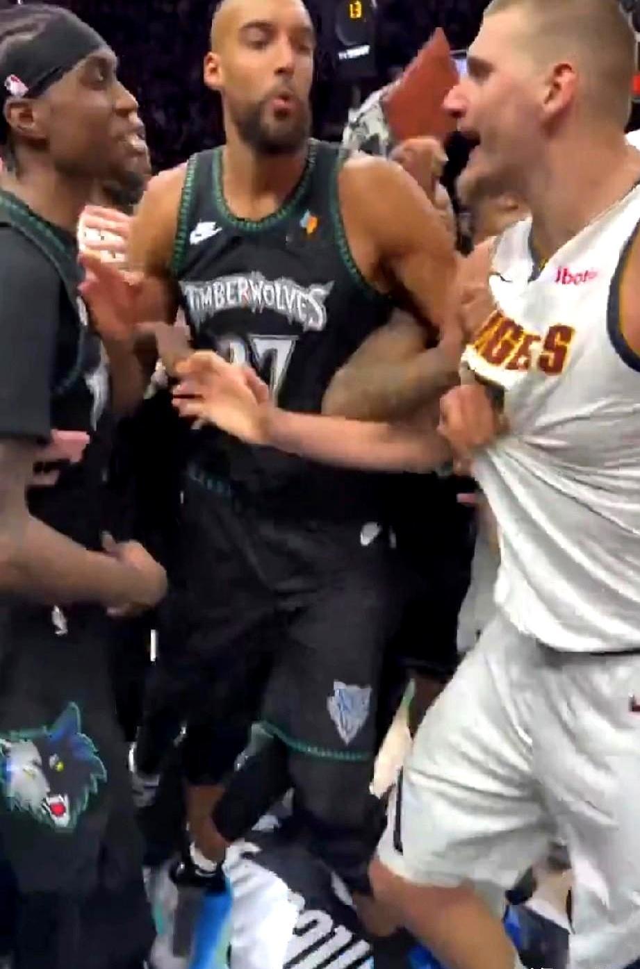 NBA这处罚，等于直接告诉掘金队，今年到此为止了。约基奇主动冲...