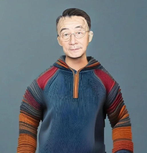 这是巴图的姥爷，也就是宋丹丹的父亲宋汎，宋汎原名宋明东，曾在北京文联工作，并兼职