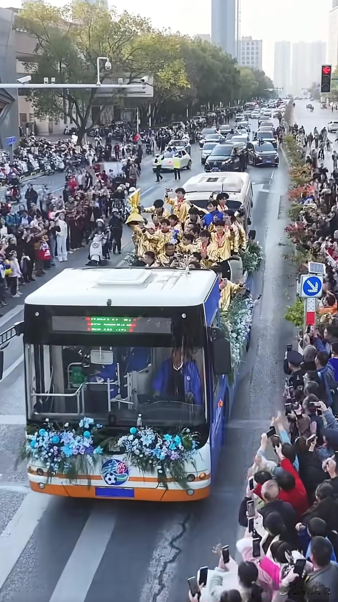 这次湖南足球超级联赛，永州队得到冠军，作为湘南千年古城零陵郡，欢迎冠军回到家乡，